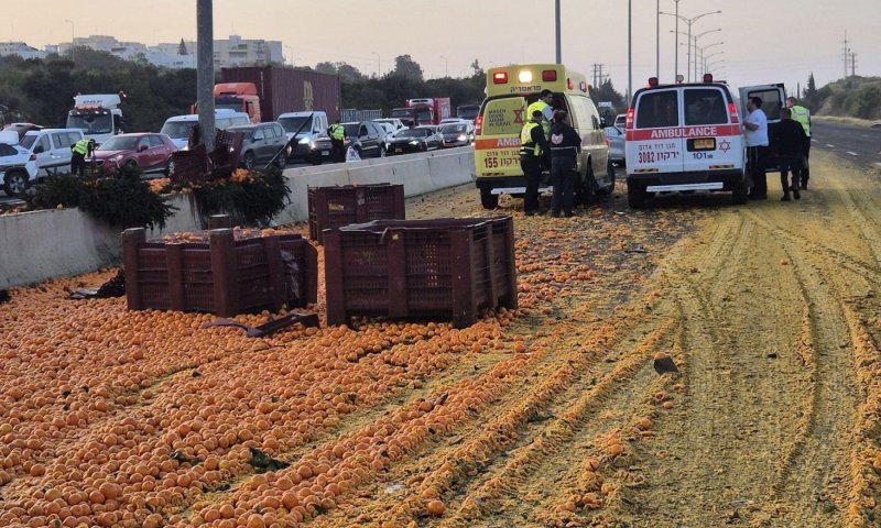 פקק תפוזים: משאית איבדה את המטען, כביש 6 נצבע בכתום | תיעוד