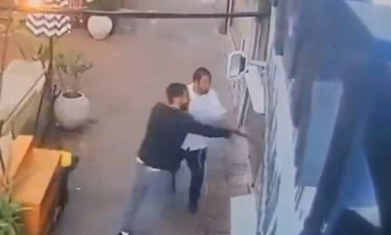 תושב בני ברק ניפץ את בית הקפה שפתוח בשבת
