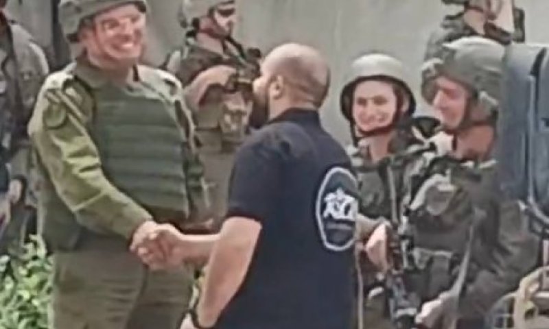 צעיר מג'נין לחץ את ידו של דובר צה"ל אביחי אדרעי &ndash; הפך ל"בוגד" ברשתות ופוטר מעבודתו