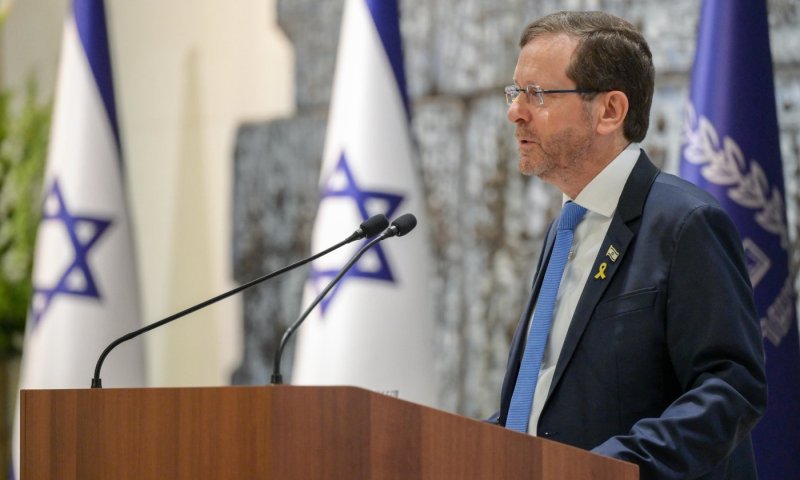 הרצוג ביקר בביתה של לירי אלבג: "מביאה אנושיות, תקווה ואור גדול"