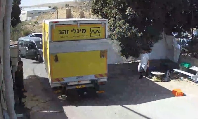 איבד את הסבלנות: נהג משאית הזיז רכב שחסם אותו