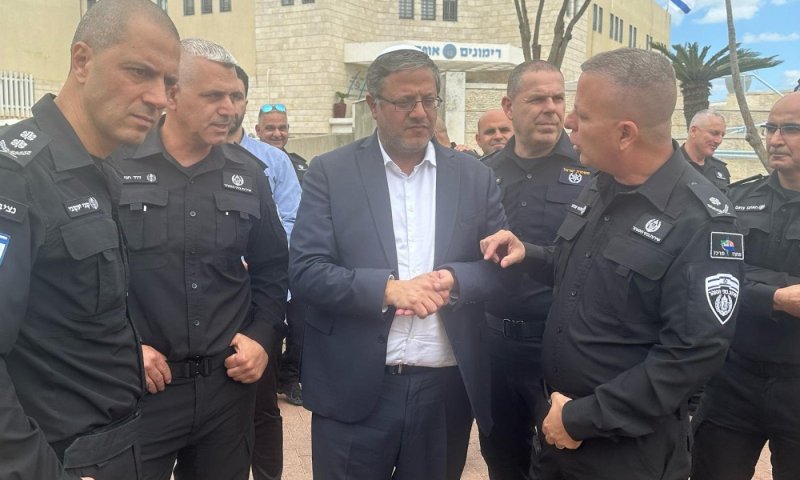 השר בן גביר בסיור בבתי כלא: כל אסיר יקבל מצות וקערת ליל הסדר