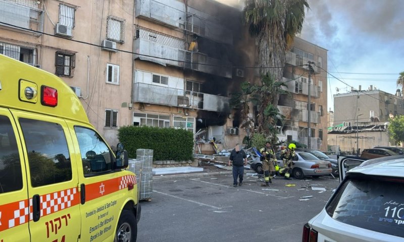 בלון גז התפוצץ בפתח תקווה, שלושה פצועים
