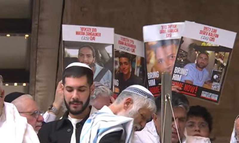 שורד השבי אלי-ה כהן עלה לתורה בכותל המערבי