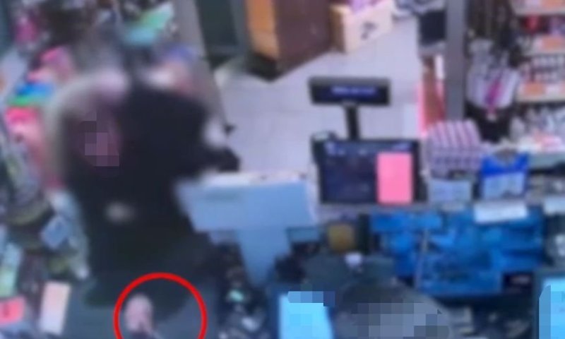 המצלמות תיעדו: ״זה שוד, תוציא את כל הכסף שיש בקופה״