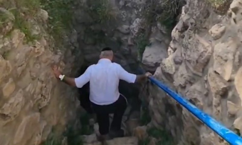 צפו: המעיין שנובע בין בתי הפלסטינים בחברון