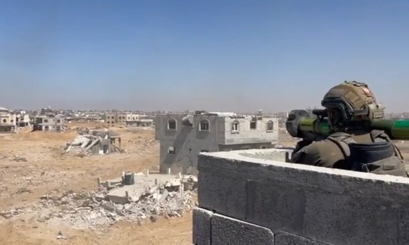 תיעוד מרפיח: חייל צה"ל משגר טיל RPG לעבר מבנה