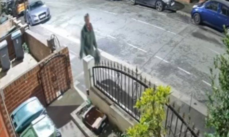 זריקות חמץ לפנות בוקר: השכן האנטישמי מטריד את הקהילה החרדית בלונדון &ndash; והמשטרה שותקת