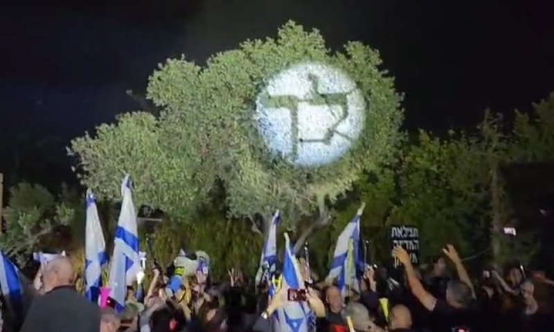 מאות הגיעו למחות מול הבית שמארח את נתניהו למימונה, עימותים במקום