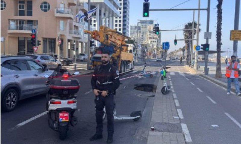 סמוך לחוף בתל אביב: בולען נפער באמצע הכביש