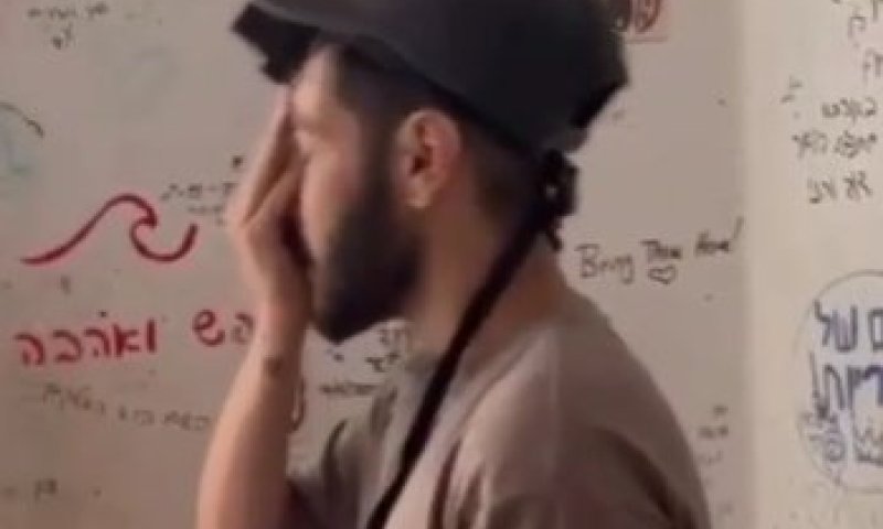 אלי-ה כהן שב למיגונית שממנה נחטף, הניח תפילין ואמר "שמע ישראל"