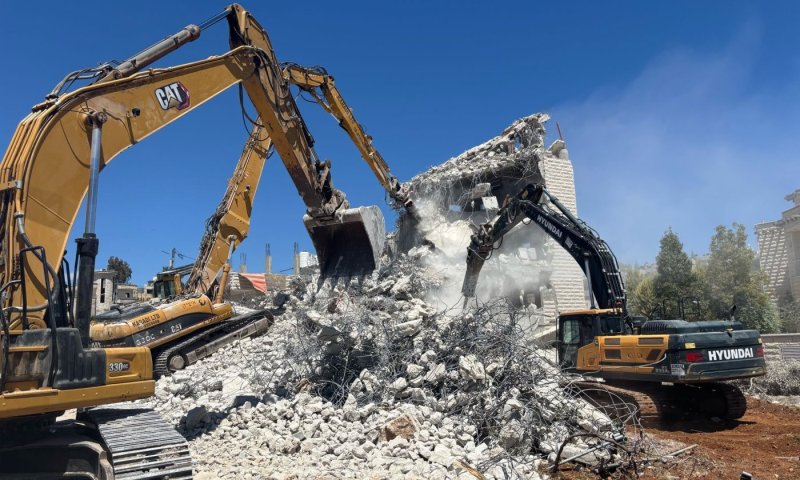 המנהל האזרחי הרס בניין בלתי חוקי ענק שהשקיף ואיים על יישוב יהודי