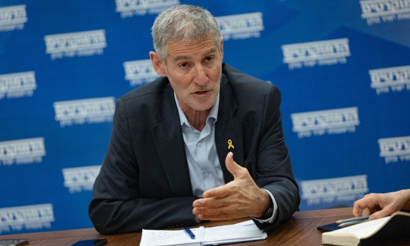 גולן מודה: "מוכן לשבת עם החרדים למען הפלת נתניהו"