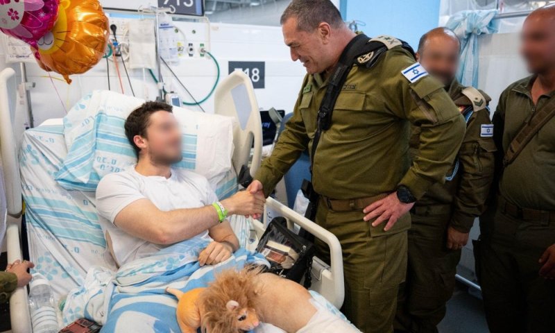 הרמטכ"ל בביקור חיילים פצועים: "משתאה נוכח העצמה שאתם משדרים"