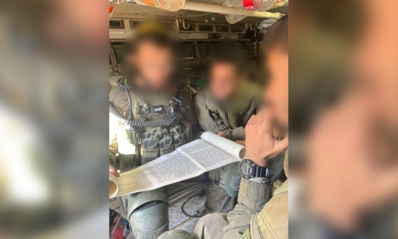 פורים תשפ"ו: כך זה נראה &ndash; לוחמי צה"ל בקריאת מגילה בבא"ח גולני וברצועת עזה