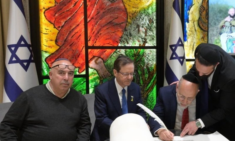 הנצחה מרגשת: ספר תורה נכתב לזכרו של הגיבור סמל שגב שוורץ הי"ד