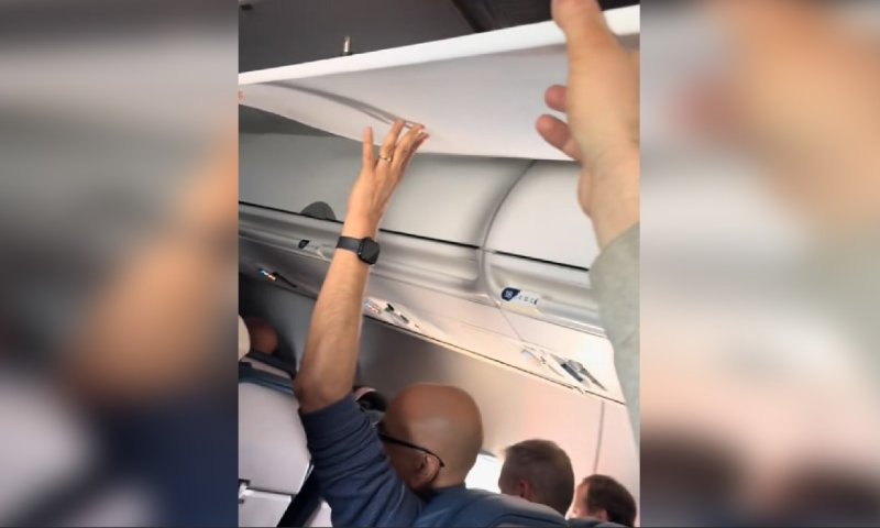 בגובה 30,000 רגל: נוסעים נאלצו להחזיק את תקרת המטוס באמצע הטיסה