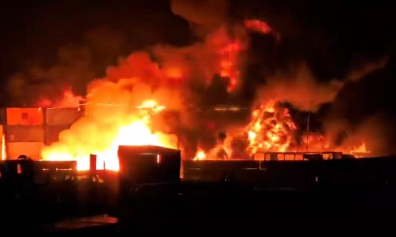 מקבץ תיעודים: האש עדיין משתוללת בנמל באיראן