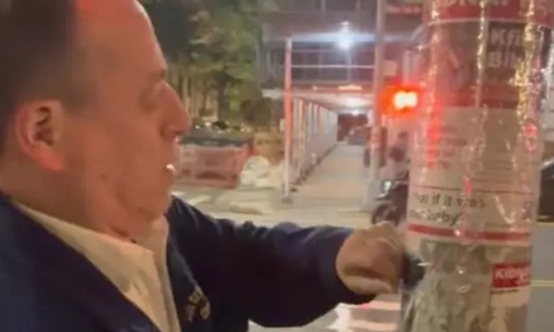 סערה באפר ווסט סייד: חבר מועצה התפטר בגלל הסרת תמונות חטופים