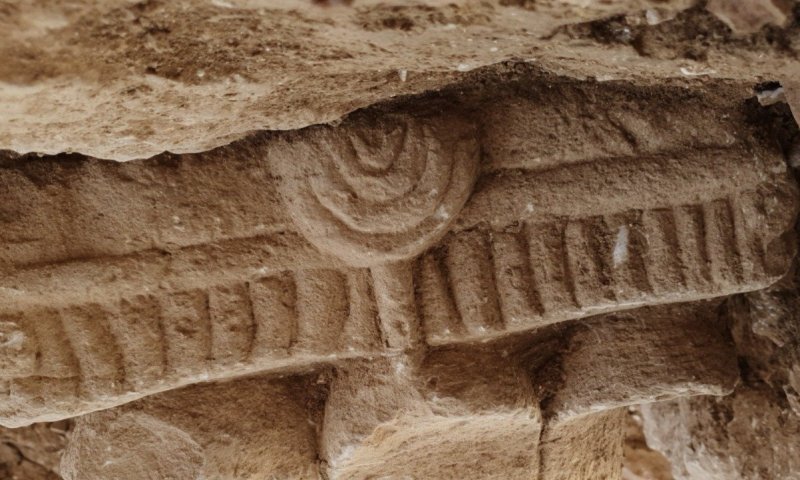 ממצא ארכיאולוגי נדיר: כותרת אבן עם מנורה ביזנטית התגלתה בכניסה לירושלים