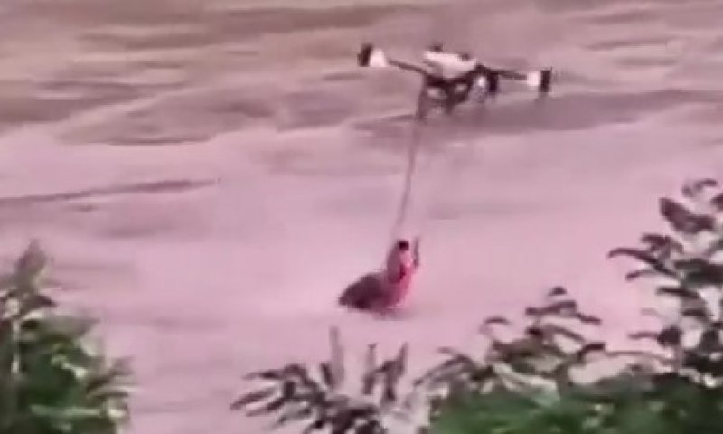 ווייטנאם תחת מים: הצפות אדירות, גשר שקרס וחילוץ דרמטי באמצעות רחפן 