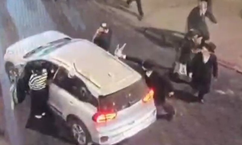 תיעוד: תולש דגל מרכב שעצר בכיכר השבת, החשוד נעצר