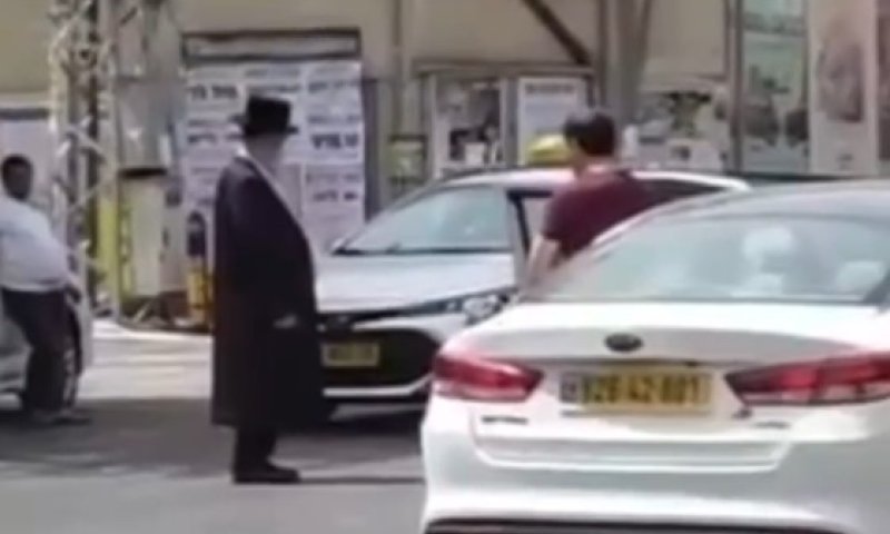 זה עוד לא קרה: חרדי בבני ברק עצר נהג מונית מלנסוע בזמן הצפירה