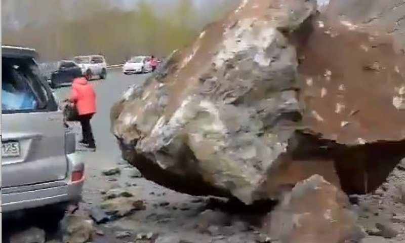 רוסיה: מפולת סלעים גרמה לנזק כבד לרכב 