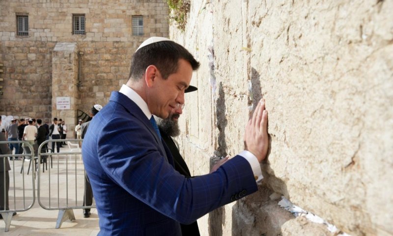 עם סיכת החטופים על דש חליפתו: נשיא אקוודור ביקר בכותל המערבי
