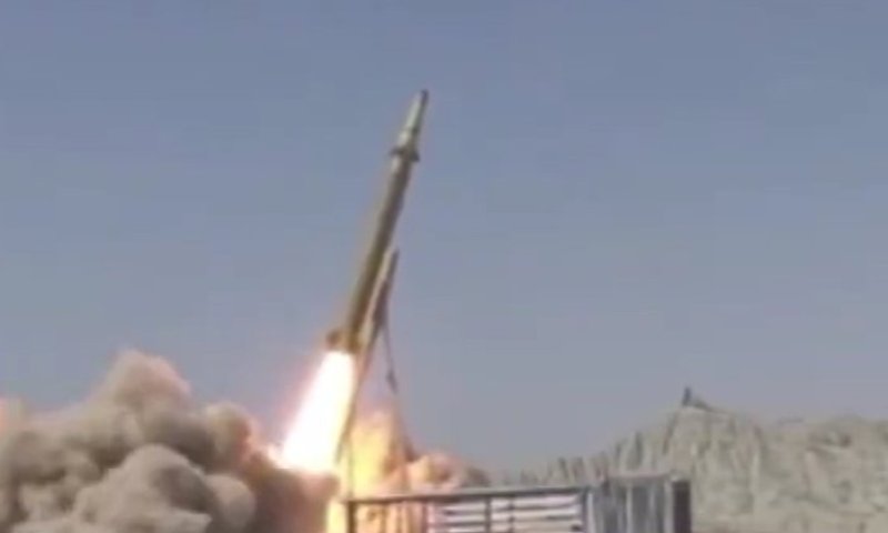 איראן מאיימת לתקוף אם תותקף&nbsp;וחושפת טיל בליסטי חדש