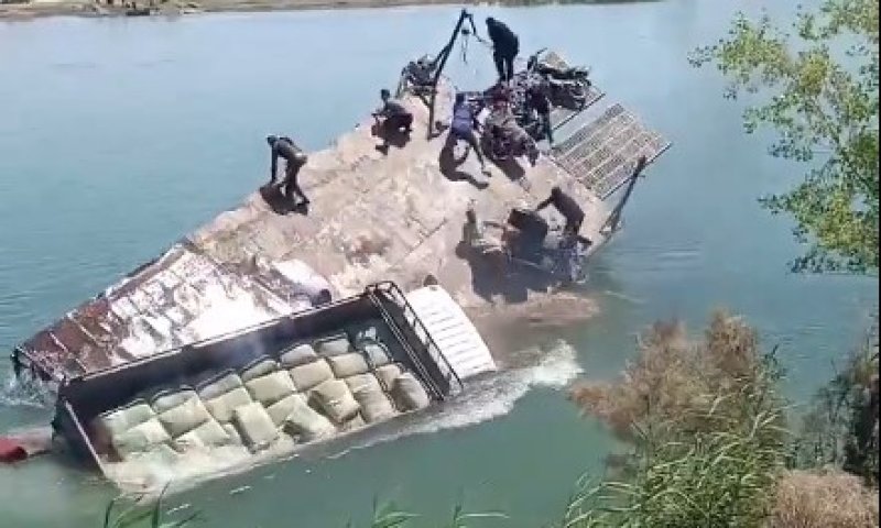 סוריה: משאית עמוסה טבעה בנהר - צעירים נפלו למים