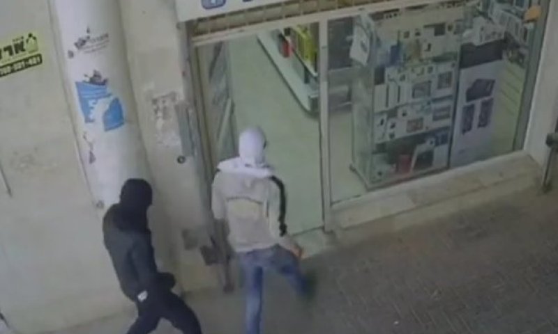 תיעוד יוצא דופן: השודדים נכנסים לחנות - ולפתע נמלטים
