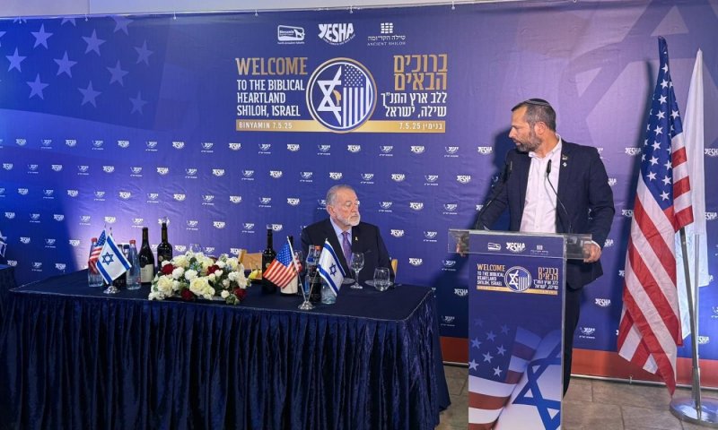 שגריר ארה״ב בישראל מייק האקבי בביקור רשמי ביהודה ושומרון 
