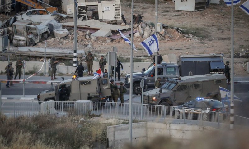 תיעוד חדש מהפיגוע בהר חברון: הלוחם נדרס ונפל &ndash; חברו שלף נשק וירה במחבל
