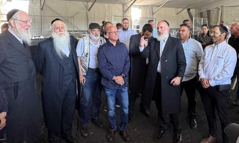 מתכוננים לל"ג בעומר: עמדות טעינה לסלולרים וחלוקת עשרות אלפי בקבוקי מים