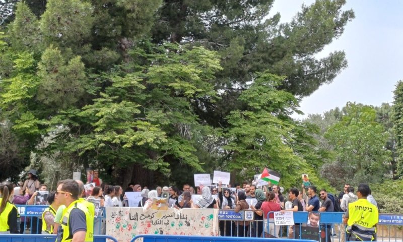 "נכבה חארטה": סטודנטים בעברית הניפו דגלי ישראל מול תומכי טרור &ndash; והושתקו בידי ההנהלה