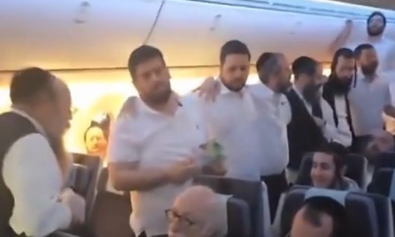 שמחה בשמיים: נוסעים חרדים שרו עם משפחת עידן אלכסנדר בדרך לארץ