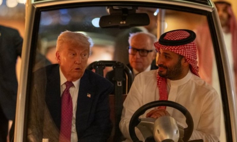 טראמפ מקבל 'וולקאם' סעודי בסטייל: סיבוב VIP בקלנועית