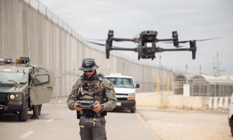 &ldquo;האם אתה עדיין מפחד?&rdquo; - צה&rdquo;ל הטיל כרוז אישי לראש כפר לבנוני עם קריאה להאזין לתדר סודי