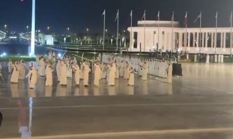 במהלך ביקורו בקטאר: טראמפ ואמיר קטאר צפו בטקס ריקודי חרבות מסורתי