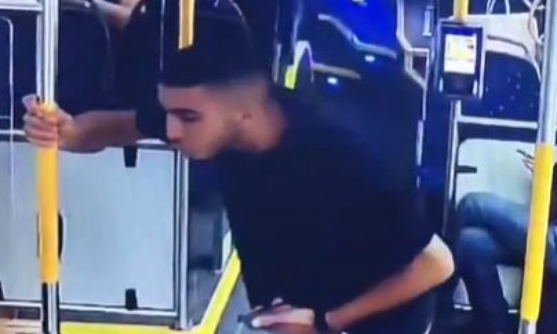 תיעוד מרתיח: צעיר ערבי יורק לקצינת צה"ל בפנים ונמלט