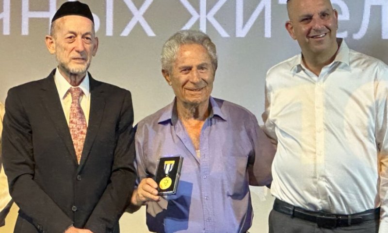 סגן השר אורי מקלב העניק את &lsquo;אות התקומה&rsquo; לניצולי שואה
