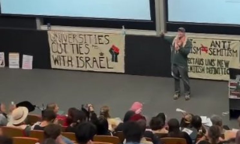 סטודנטים אנטישמים הפנו את גבם בזמן שסטודנט יהודי דיבר בכנס