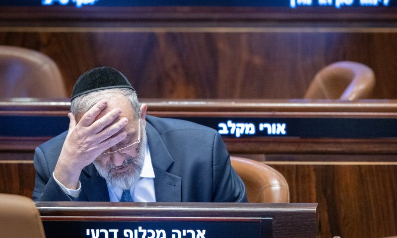 לחץ על דרעי: "תאיים בפירוק הממשלה, אל תיכנע לקיצוניים"