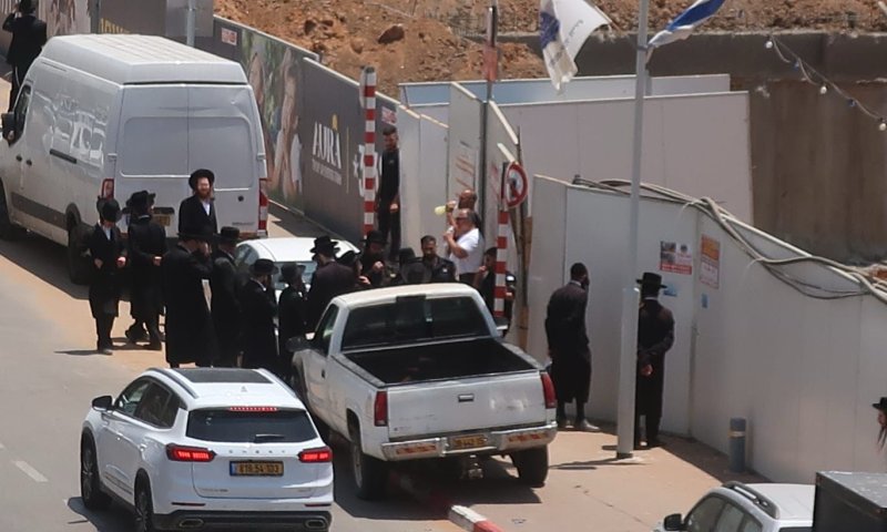 עימותים בפרויקט הבנייה ביהוד, הקנאים מאיימים להחריף את המחאה: "נלך עד הסוף"