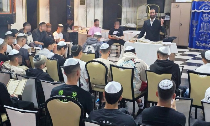 האדמו"ר מויז'ניץ לונדון חיזק את מנכ"ל ארגון הקירוב הבעלזאי "צהר"