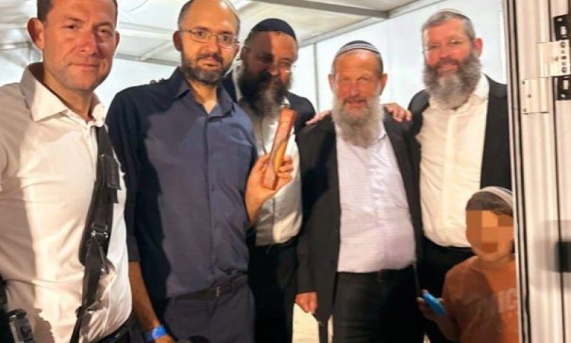 בעלה של צאלה גז הי"ד קבע מזוזה במבנה הראשון של ברוכין דרום