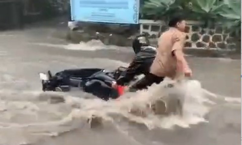 שיטפונות והצפות באינדונזיה: הרחובות הפכו לנהרות
