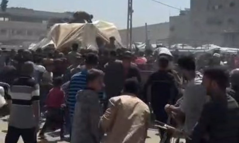 משאיות סיוע הגיעו לעזה ונבזזו: חילופי אש במקום &bull; צפו
