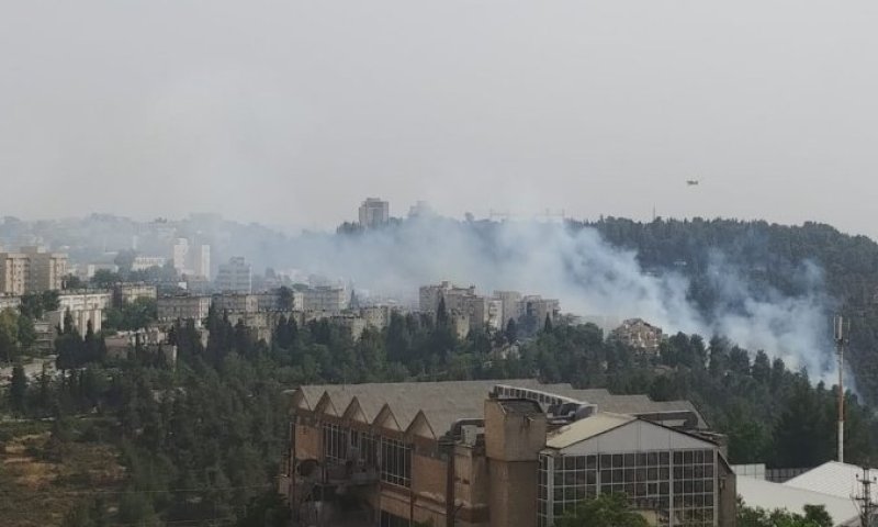 שריפה בירושלים: החל פינוי קו בתים ראשון בשכונת יפה נוף
